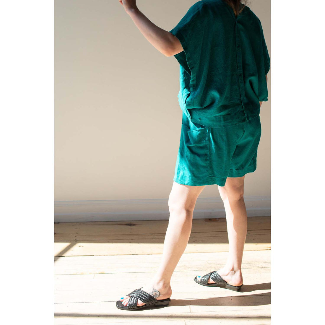 Black Crane Parachute Shorts in Peacock Linen